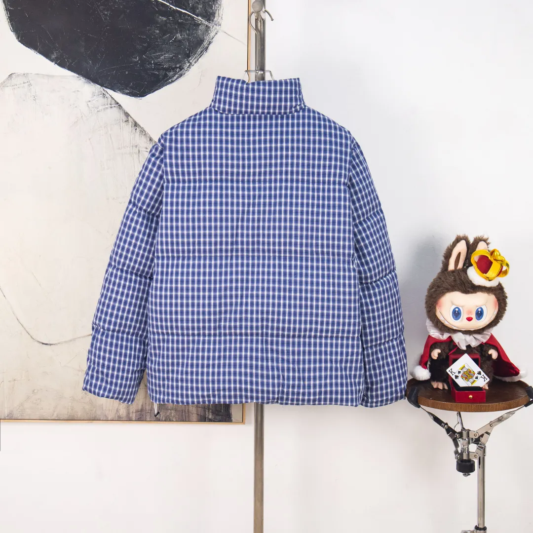 P560 zp version [Exclusive supply] Ralph Lauren/Ralph Lauren 2024aw new autumn and winter fresh small blue check short stand collar down jacket - face cotton high-count high-density yarn-dyed plaid fabric ✅ - 350T contrast polyester lining inside double-layer 360T high-density bile cloth ✅ - placket varnished pearl chestnut four-button hem with hidden elastic drawstring ✅ -RL lazy small blue check down jacket A must-have item for homegirls. Small blue checkered face. The color is soft and white. The shape and materials add points to the appearance. It is not greasy for daily wear. The blue checkered freshness makes the color uniform. Make a fashionable and eye-catching bag in dull winter. Color: Blue Checkered Size: S M L XL Number: WW10758